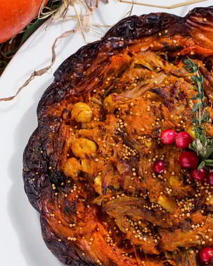 Тыква запеченная с каштанами, индейкой, карри, нутом и семенами горчицы