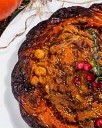 Тыква запеченная с каштанами, индейкой, карри, нутом и семенами горчицы