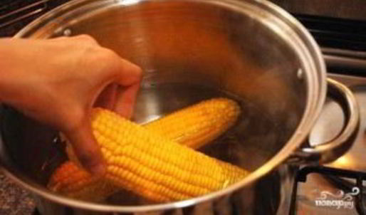 вареная кукуруза в початках