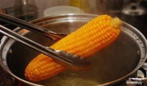 вареная кукуруза в початках