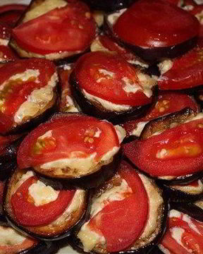 Запеченные баклажаны с сыром и помидорами