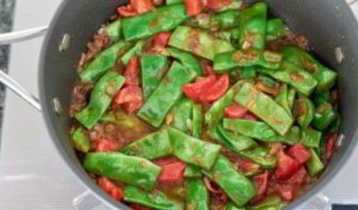 зеленая фасоль, тушенная с томатами