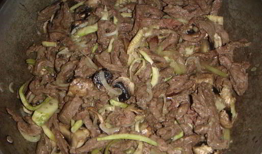 говяжья печень, тушеная с овощами