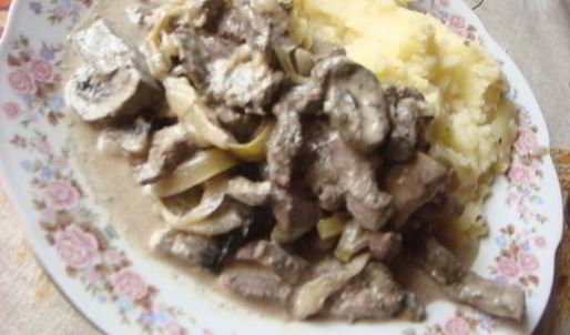 говяжья печень, тушеная с овощами