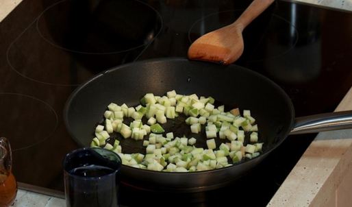 говяжья печенка с морковью в яблочном соусе