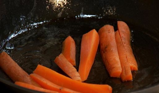 говяжья печенка с морковью в яблочном соусе