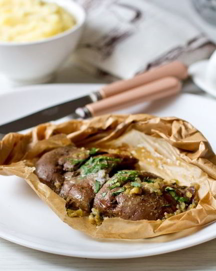 Рецепт кроличьей печени с луком в конверте из пергамента