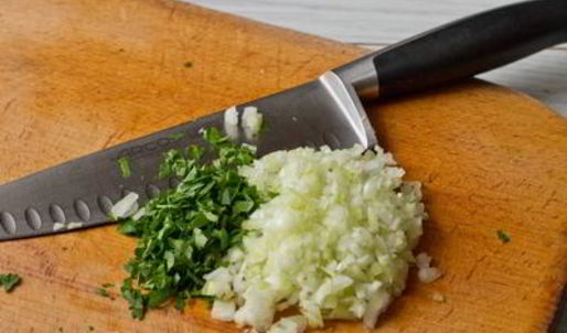 кроличья печень с луком в конверте из пергамента