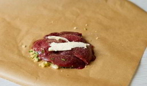 кроличья печень с луком в конверте из пергамента