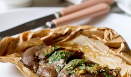 кроличья печень с луком в конверте из пергамента