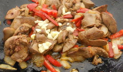 куриная печень с болгарским сладким перцем на сковороде