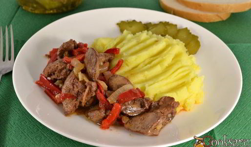 куриная печень с болгарским сладким перцем на сковороде