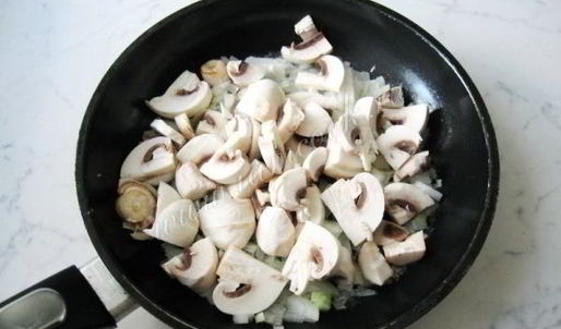 куриная печень с грибами в вине