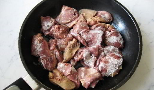 куриная печень с грибами в вине