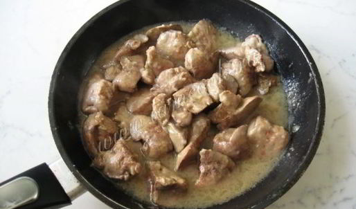 куриная печень с грибами в вине