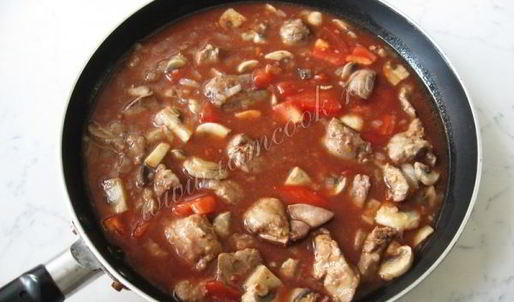 куриная печень с грибами в вине