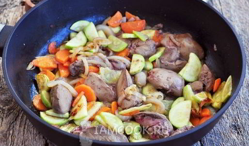 куриная печень с кабачками