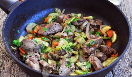 куриная печень с кабачками