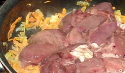 куриная печень с луком и морковью