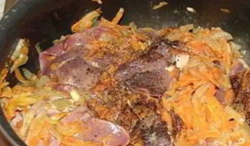куриная печень с луком и морковью