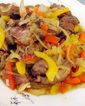 Куриная печень с луком и перцем