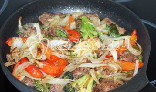 куриная печень с овощами