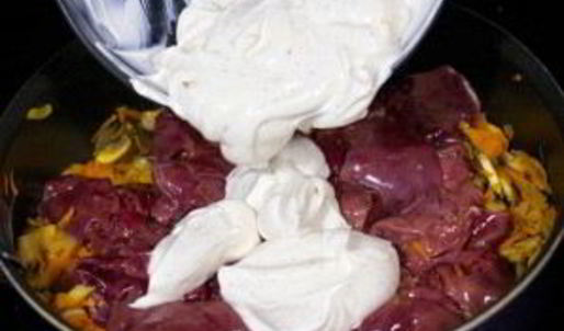 куриная печень со сметаной