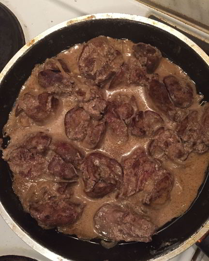 Рецепт куриной печени, тушеной со сметаной