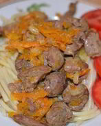 Куриная печень, тушенная с луком и морковью