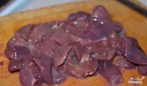 куриная печень, тушенная с луком и морковью