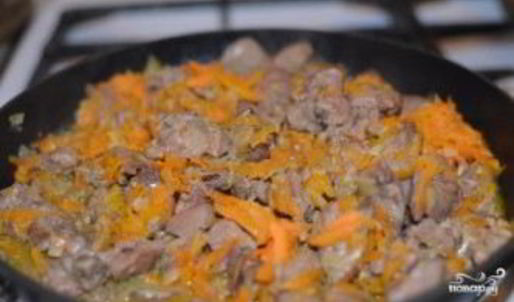 куриная печень, тушенная с луком и морковью
