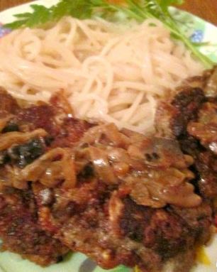 Отбивные из печени со сливочно-грибным соусом