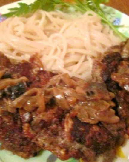 Рецепт отбивных из печени со сливочно-грибным соусом