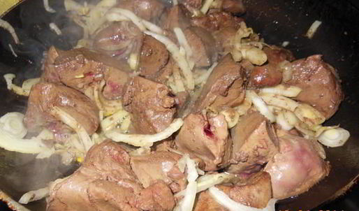 печень индюшки с яблоками и черносливом