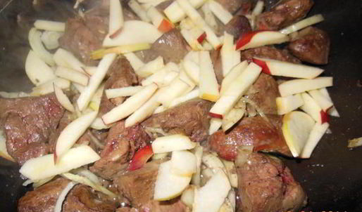 печень индюшки с яблоками и черносливом