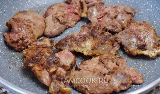 печень куриная, жареная с луком в сметане