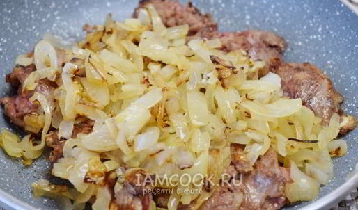 печень куриная, жареная с луком в сметане