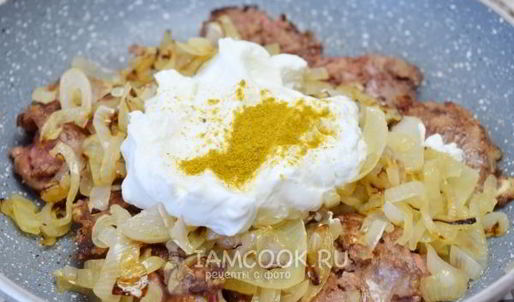 печень куриная, жареная с луком в сметане