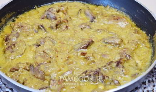 печень куриная, жареная с луком в сметане