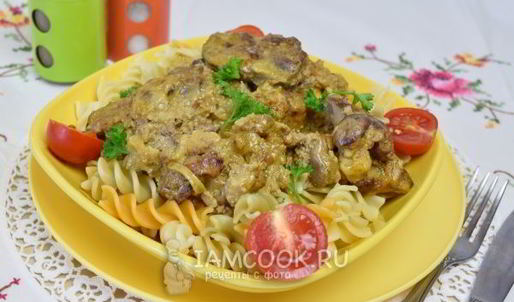 печень куриная, жареная с луком в сметане