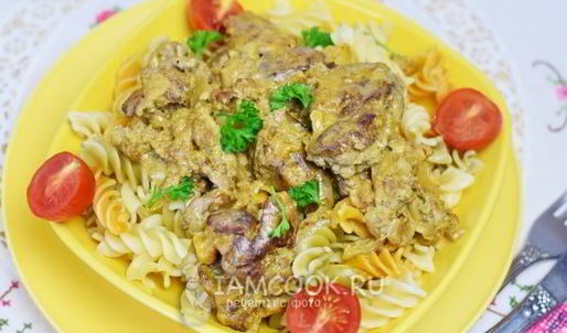 печень куриная, жареная с луком в сметане