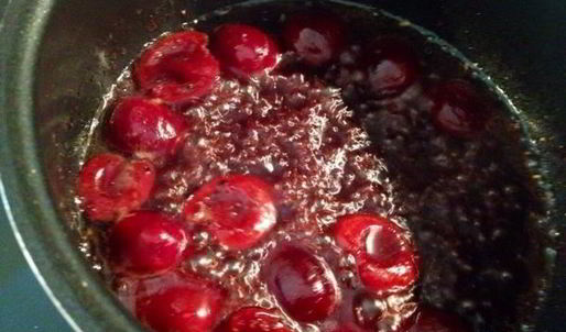 печень под соусом из маринованной черешни