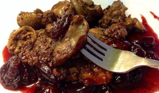 печень под соусом из маринованной черешни