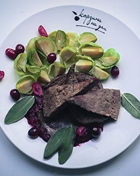 Печень с клюквенным соусом и брюссельской капустой