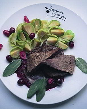 Печень с клюквенным соусом и брюссельской капустой