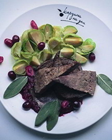 Рецепт печень с клюквенным соусом и брюссельской капустой