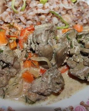 Печень, тушеная с овощами и сметаной
