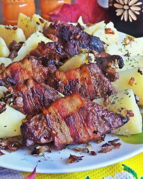 Печень в беконе с картофелем