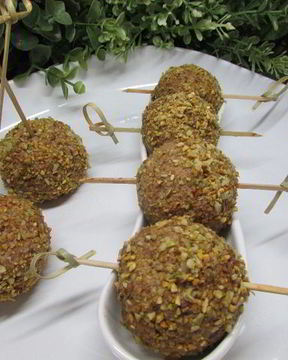 Печеночные шарики с жареным луком в фисташках