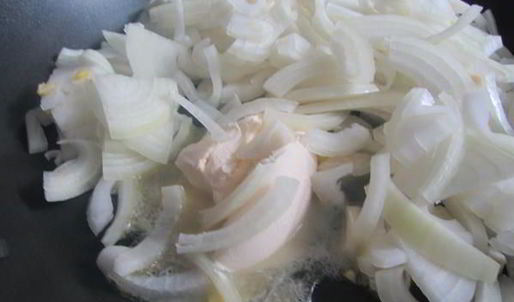 печеночные шарики с жареным луком в фисташках